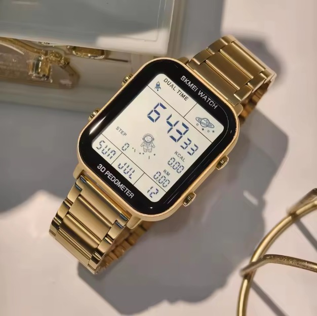 Montre dorée avec bijou