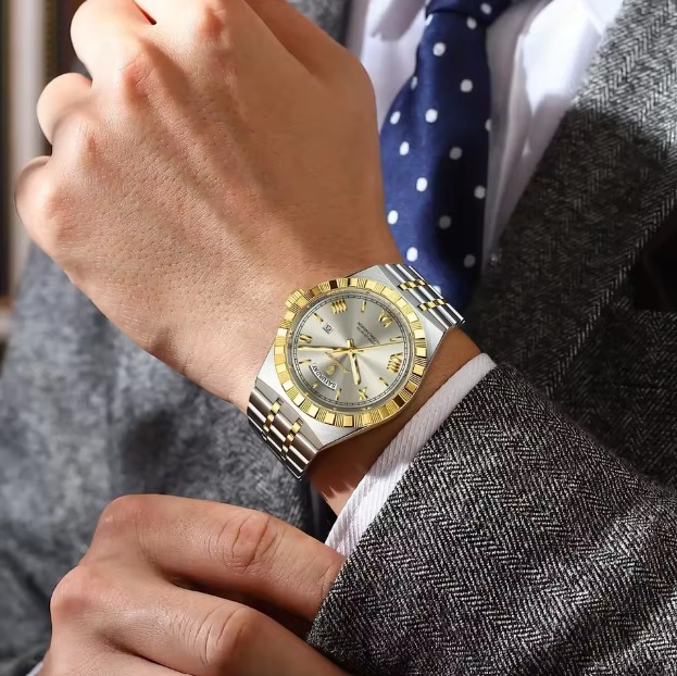 Montre portée avec costume